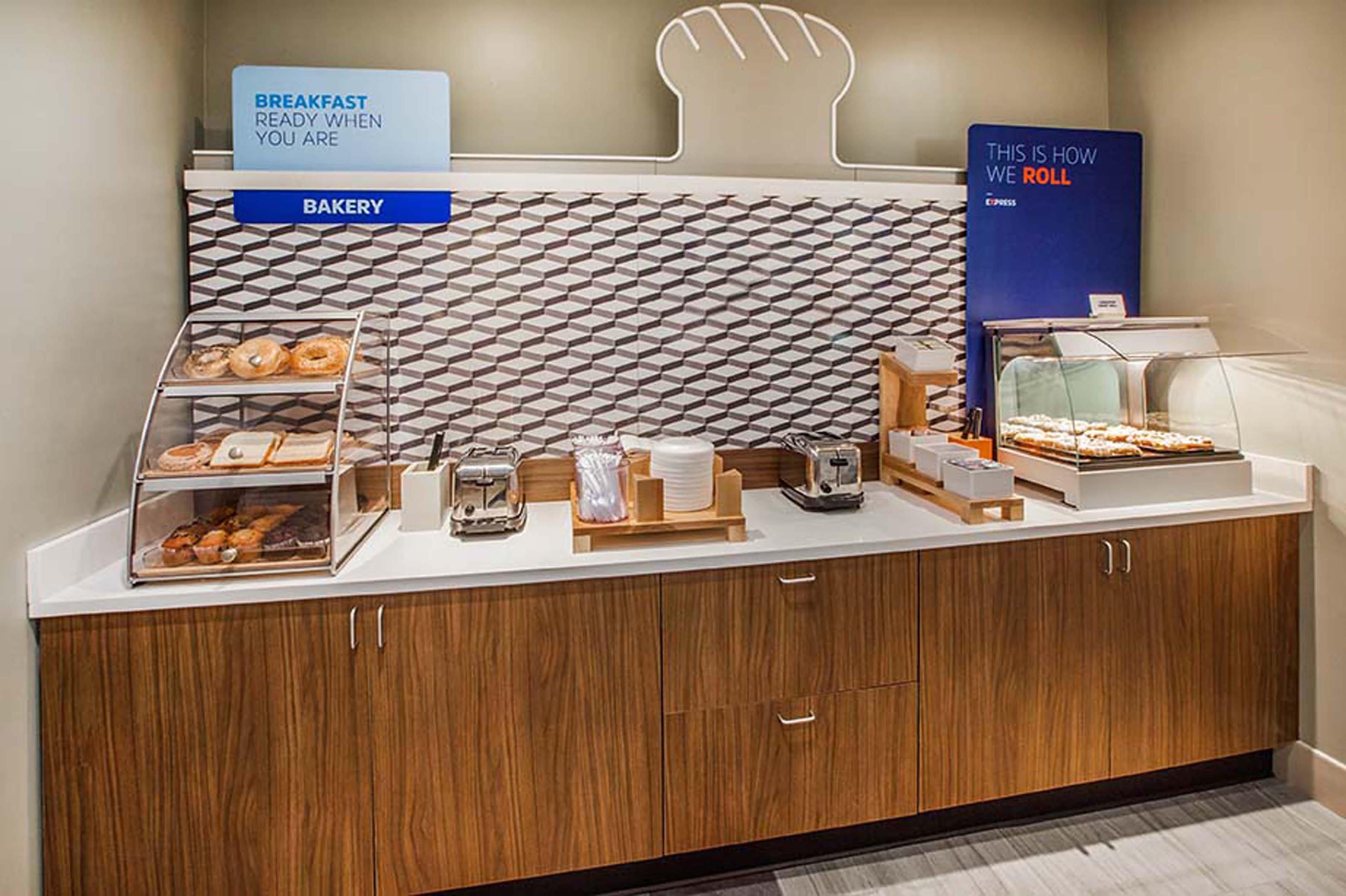 Holiday Inn Express Fredericksburg - Southpoint By Ihg Exterior photo